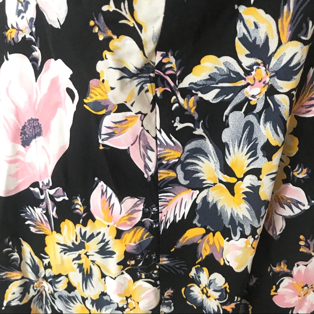 ❗️SOLD❗️GAP Women’s Black Floral Dresss - Picture 4 of 8